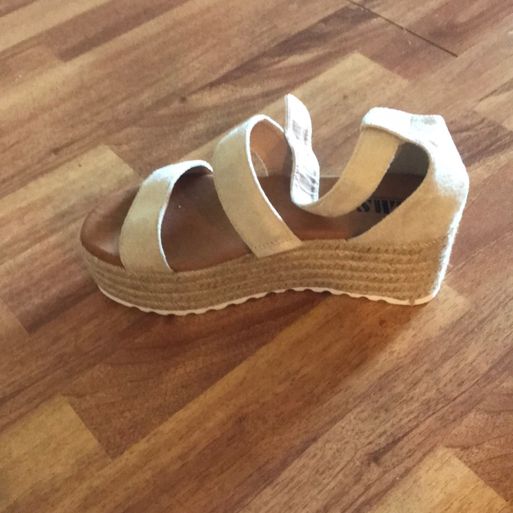 Tan flat forms - Picture 2 of 4